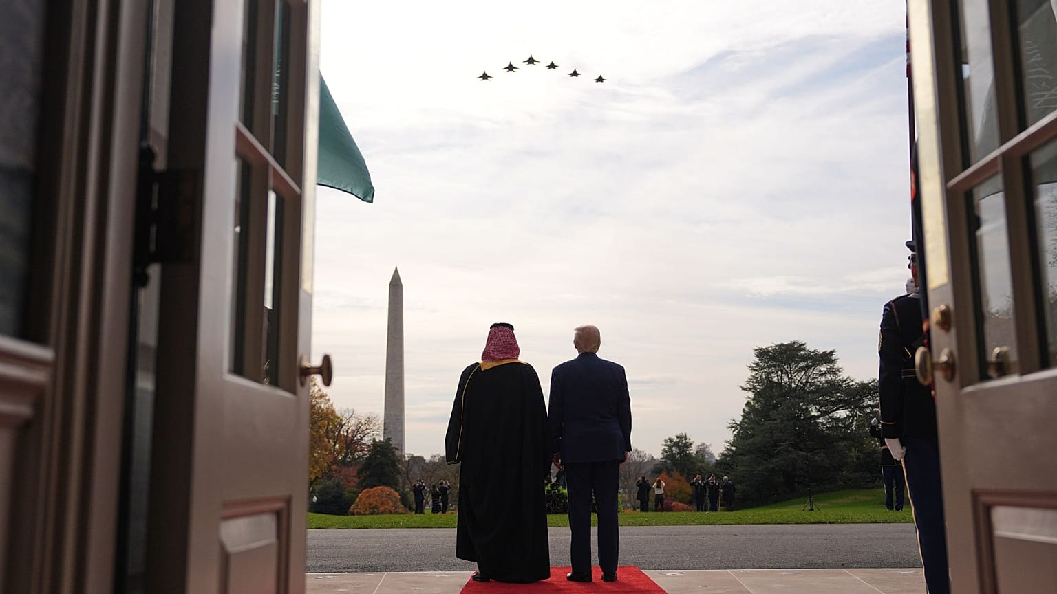 دونالد ترامپ، رئیس جمهور آمریکا، و محمد بن سلمان، ولیعهد عربستان سعودی، کاخ سفید، سه‌شنبه ۱۸ نوامبر ۲۰۲۵، در واشنگتن، پرواز جنگنده‌های اف-۳۵ را تماشا میکنند