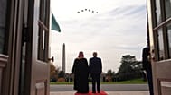 دونالد ترامپ، رئیس جمهور آمریکا، و محمد بن سلمان، ولیعهد عربستان سعودی، کاخ سفید، سه‌شنبه ۱۸ نوامبر ۲۰۲۵، در واشنگتن، پرواز جنگنده‌های اف-۳۵ را تماشا میکنند