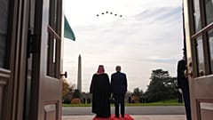 دونالد ترامپ، رئیس جمهور آمریکا، و محمد بن سلمان، ولیعهد عربستان سعودی، کاخ سفید، سه‌شنبه ۱۸ نوامبر ۲۰۲۵، در واشنگتن، پرواز جنگنده‌های اف-۳۵ را تماشا میکنند