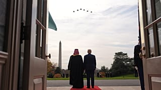 دونالد ترامپ، رئیس جمهور آمریکا، و محمد بن سلمان، ولیعهد عربستان سعودی، کاخ سفید، سه‌شنبه ۱۸ نوامبر ۲۰۲۵، در واشنگتن، پرواز جنگنده‌های اف-۳۵ را تماشا میکنند