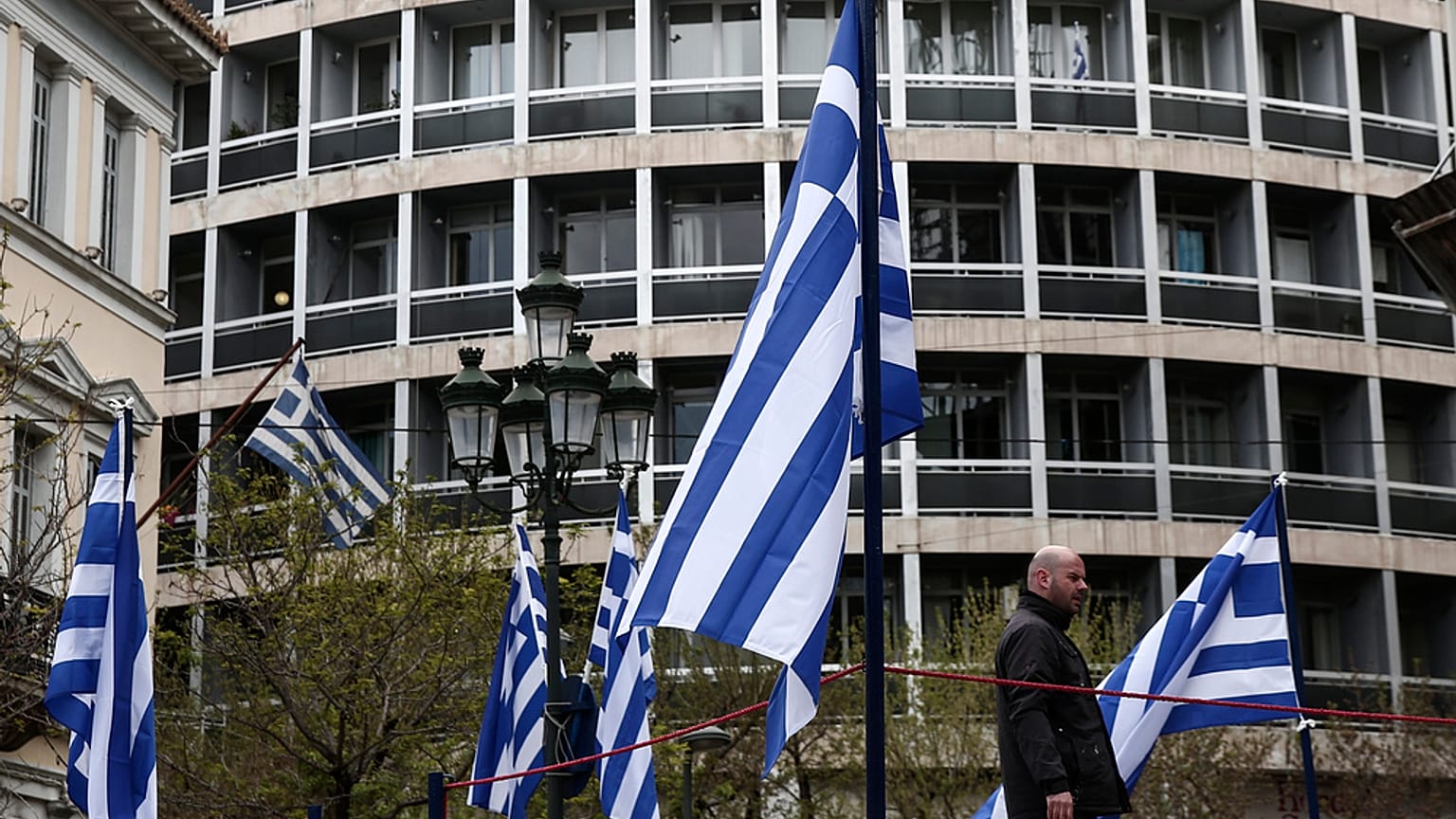 ساحة ميتروبوليوس وسط أثينا، يوم الخميس 9 أبريل/نيسان 2015.