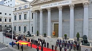 Miembros de las Fuerzas Armadas izan la bandera española frente al Congreso, en Madrid, el 6 de diciembre de 2025.