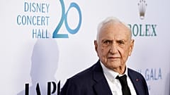 Onur sahibi ve Walt Disney Konser Salonu mimarı Frank Gehry, 5 Ekim 2023 Perşembe günü Los Angeles'taki Walt Disney Konser Salonu'nda düzenlenen 2023 Los Angeles Filarmoni Galası'nda poz veriyor.