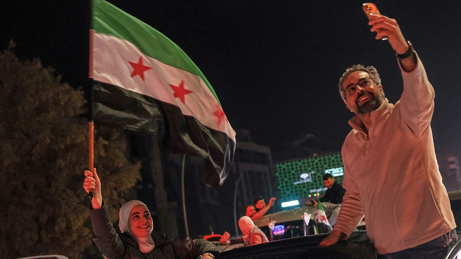 يحتفل السوريون بالذكرى الأولى لإطاحة نظام بشار الأسد في دمشق، سوريا، في وقت مبكر من صباح السبت 6 ديسمبر/كانون الأول 2025. 