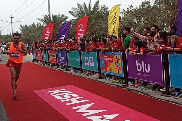 بلوبانک وابسته به بانک سامان، که اسپانسر اصلی این ماراتن بوده، به شدت از سوی تندروها در حکومت ایران مورد حمله قرار گرفته است