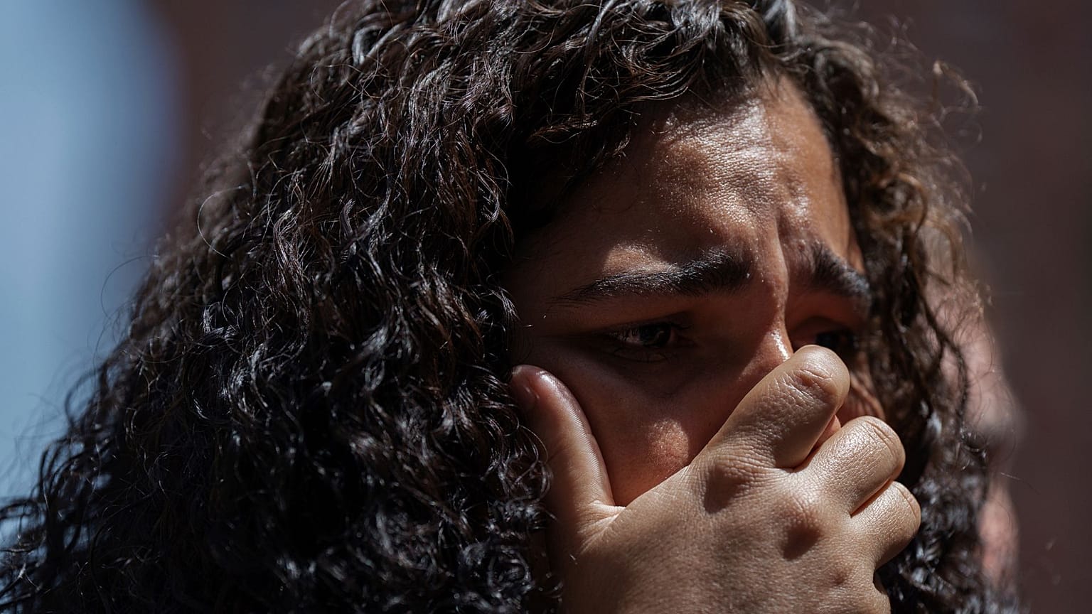 یک زن مهاجر که شریک زندگی‌اش در دادگاه مهاجرت بازداشت شده بود، در یک کنفرانس مطبوعاتی در روز سه‌شنبه، ۸ ژوئیه ۲۰۲۵، در نیویورک گریه می‌کند.