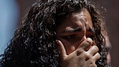 یک زن مهاجر که شریک زندگی‌اش در دادگاه مهاجرت بازداشت شده بود، در یک کنفرانس مطبوعاتی در روز سه‌شنبه، ۸ ژوئیه ۲۰۲۵، در نیویورک گریه می‌کند.