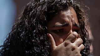 یک زن مهاجر که شریک زندگی‌اش در دادگاه مهاجرت بازداشت شده بود، در یک کنفرانس مطبوعاتی در روز سه‌شنبه، ۸ ژوئیه ۲۰۲۵، در نیویورک گریه می‌کند.