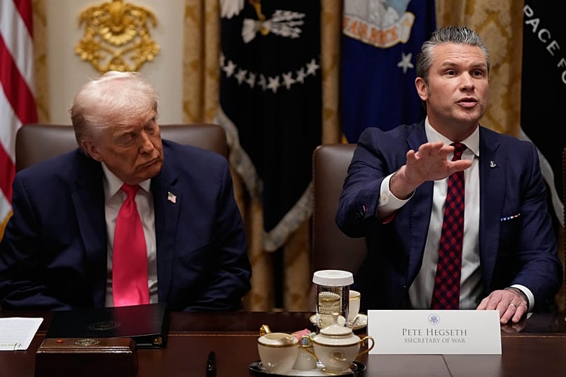 وزير الحرب بيت هيغسيث يتحدث بحضور الرئيس دونالد ترامب، خلال اجتماع لمجلس الوزراء في البيت الأبيض، الثلاثاء 2 ديسمبر/كانون الأول 2025، في واشنطن.