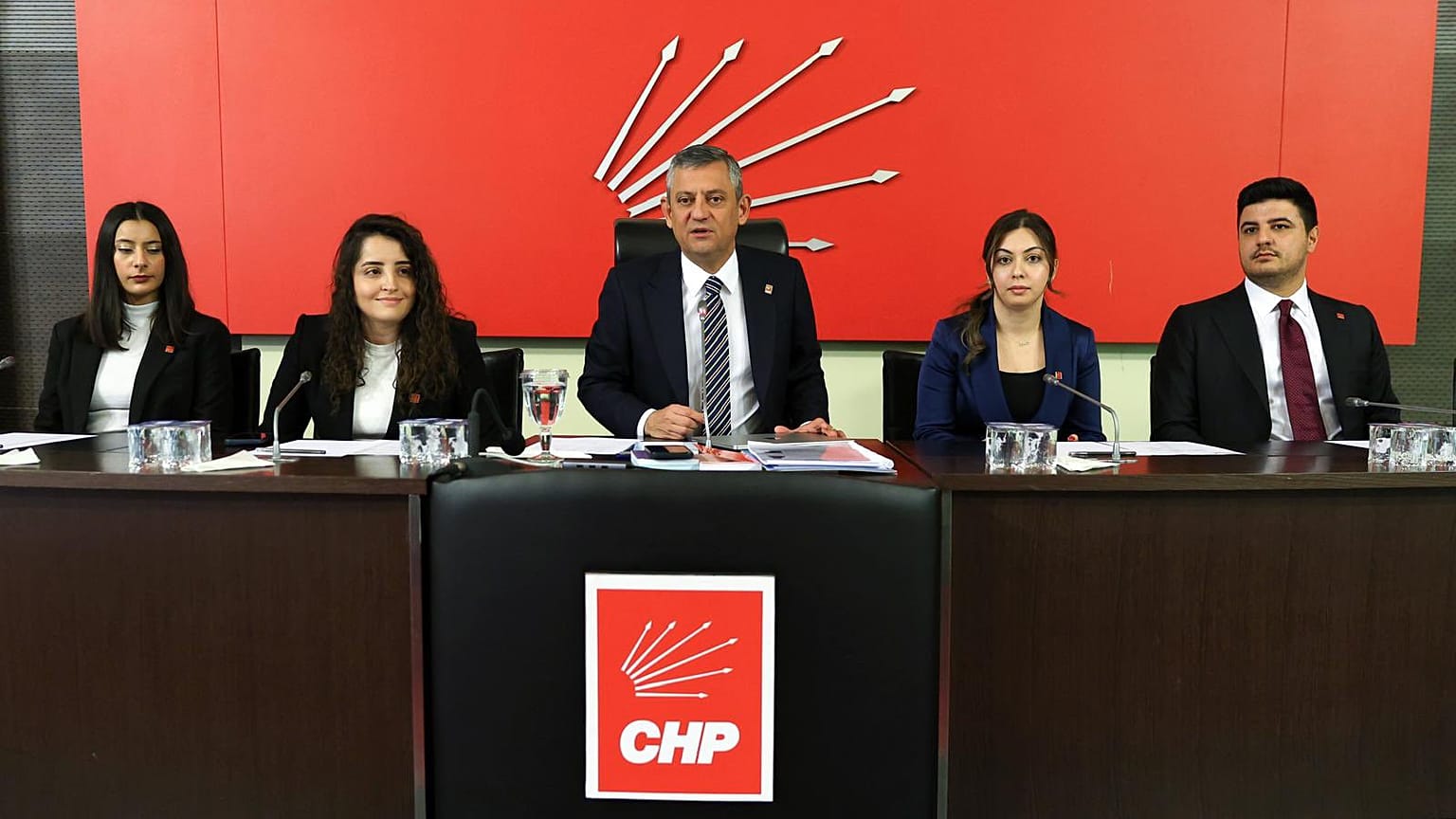 Özgür Özel, yeni CHP MYK'yı açıkladı.