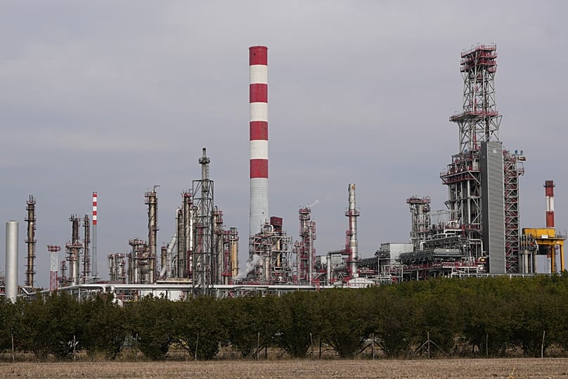 A szankciókat hat alkalommal elhalasztották, eredetileg 2025 januárjában hirdette ki őket Washington