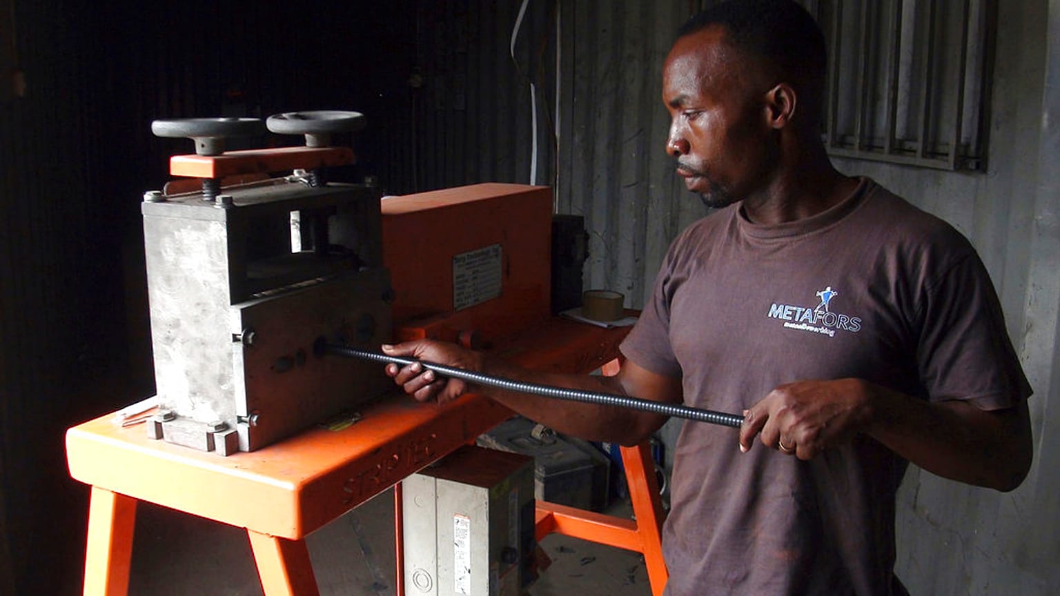  في هذه الصورة الملتقطة في 26 نوفمبر/تشرين الثاني 2018، يستخدم رجل آلة نزع أسلاك كهربائية لإزالة النحاس والمعادن الأخرى من الكابلات الإلكترونية المهملة في أكرا، غانا.