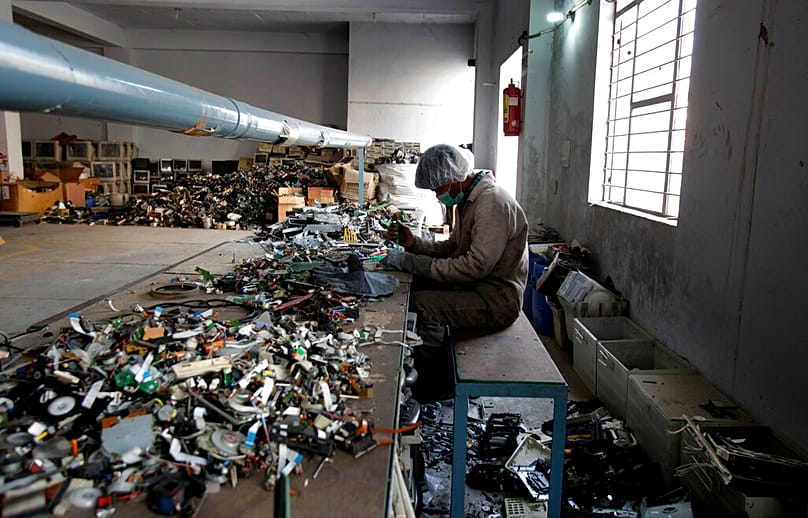  عامل في شركة "إيرث سينس ريسايكل برايفت ليمتد"، وهي شركة متخصصة في النفايات الإلكترونية، يفصل أجزاء أجهزة الكمبيوتر لإعادة تدويرها، يوم الخميس 17 ديسمبر/كانون الأول 2009.