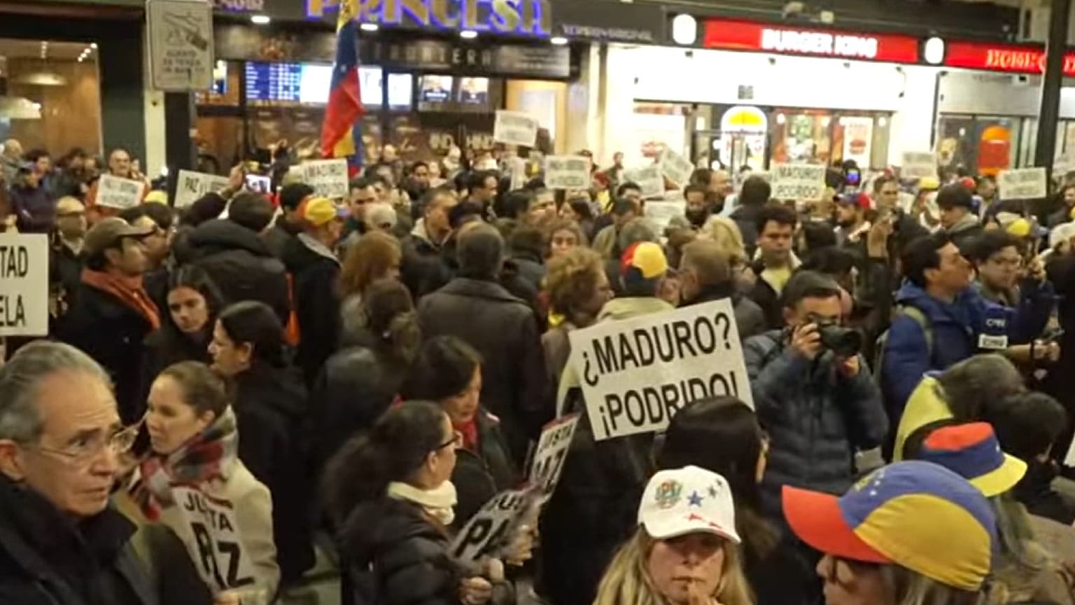 Cientos de venezolanos se concentraron en la Plaza de los Cubos, en el centro de Madrid, el 6 de diciembre de 2025.