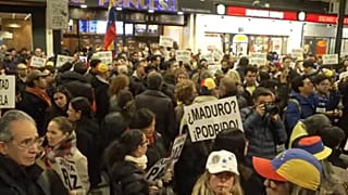 Cientos de venezolanos se concentraron en la Plaza de los Cubos, en el centro de Madrid, el 6 de diciembre de 2025.