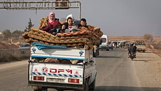 يفر السكان من حماة مع أمتعتهم وأطفالهم على متن شاحنة، الجمعة 6 ديسمبر/كانون الأول 2024.