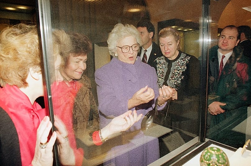 Az orosz és az amerikai first lady, Naina Jelcina (a második balról) és Barbara Bush (középen) Fabergé-tojások kiállításán a Kreml páncéltermében, 1993. január 3-án