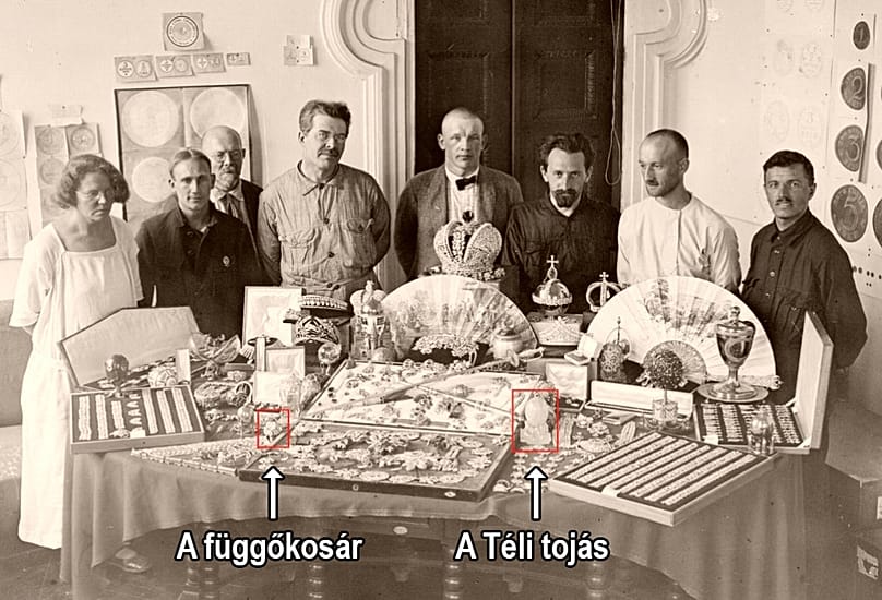 A cári ékszerek – köztük a Téli tojás és meglepetése, a függőkosár – a pénzügyi népbiztosság moszkvai épületében, 1925-ben