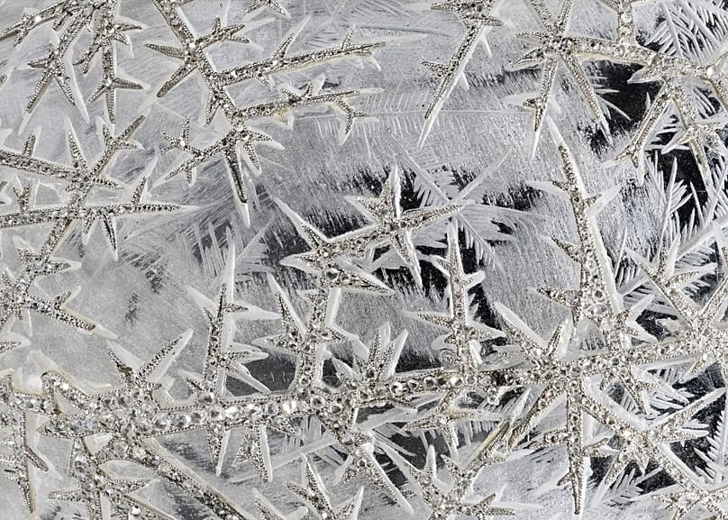 A Téli tojás platinából készült, gyémántokkal díszített hópelyhei