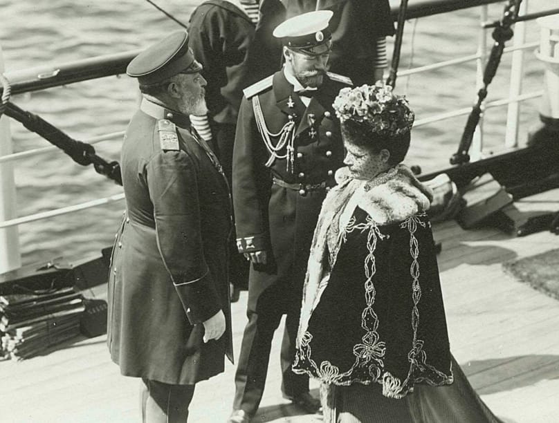 II. Miklós cár édesanyjával, Marija Fjodorovna özvegy cárnéval és VII. Eduárd brit királlyal (b) egy jachton a Revali-öbölben, a mai Tallinn előtt, 1908-ban