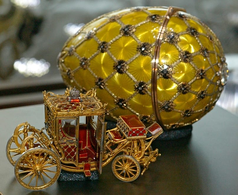 A Kremlben 2004-ben kiállított, a Forbes családtól visszavásárolt Koronázási tojás, amelyet II. Miklós cár feleségének, Alekszandrának ajándékozott 1897-ben