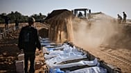 دفن جثثُ فلسطينيين مجهولي الهوية أُعيدت من إسرائيل ضمن اتفاق وقف إطلاق النار، في دير البلح بقطاع غزة، الأحد، 23 تشرين الثاني/نوفمبر 2025.