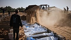 دفن جثثُ فلسطينيين مجهولي الهوية أُعيدت من إسرائيل ضمن اتفاق وقف إطلاق النار، في دير البلح بقطاع غزة، الأحد، 23 تشرين الثاني/نوفمبر 2025.