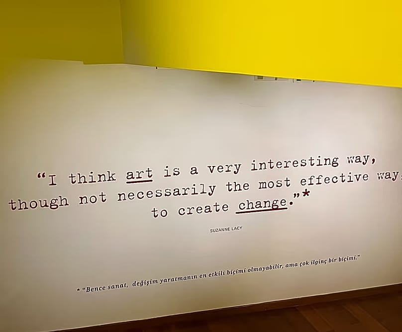 Sabancı Müzesi'nde Suzanne Lacy'den bir alıntı, 5 Aralık 2025.