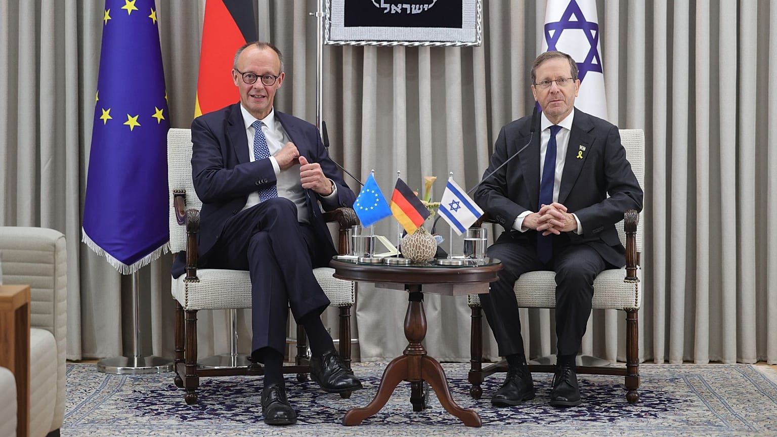 فریدریش مرتس (چپ)، و اسحاق هرتزوگ (راست)، در جریان دیدارشان در محل اقامت رئیس جمهوری اسرائیل در بیت‌المقدس به تاریخ ششم دسامبر ۲۰۲۵.