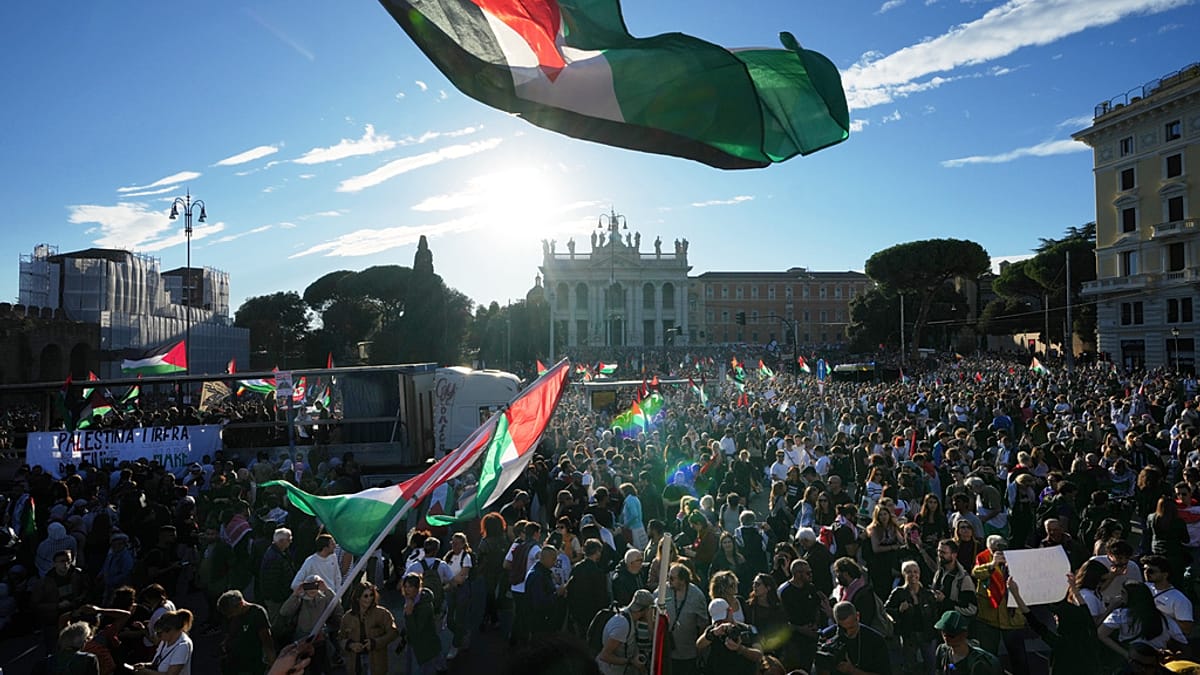 Bespuckt-und-bedroht-Touristen-aus-Israel-sto-en-mit-Pro-Pal-stina-Protestierende-zusammen