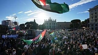 تجمع متظاهرون مؤيدون لفلسطين في ساحة سان جيوفاني في روما، يوم السبت 4 أكتوبر 2025، في ختام مسيرة طالبت بإنهاء الحرب في غزة