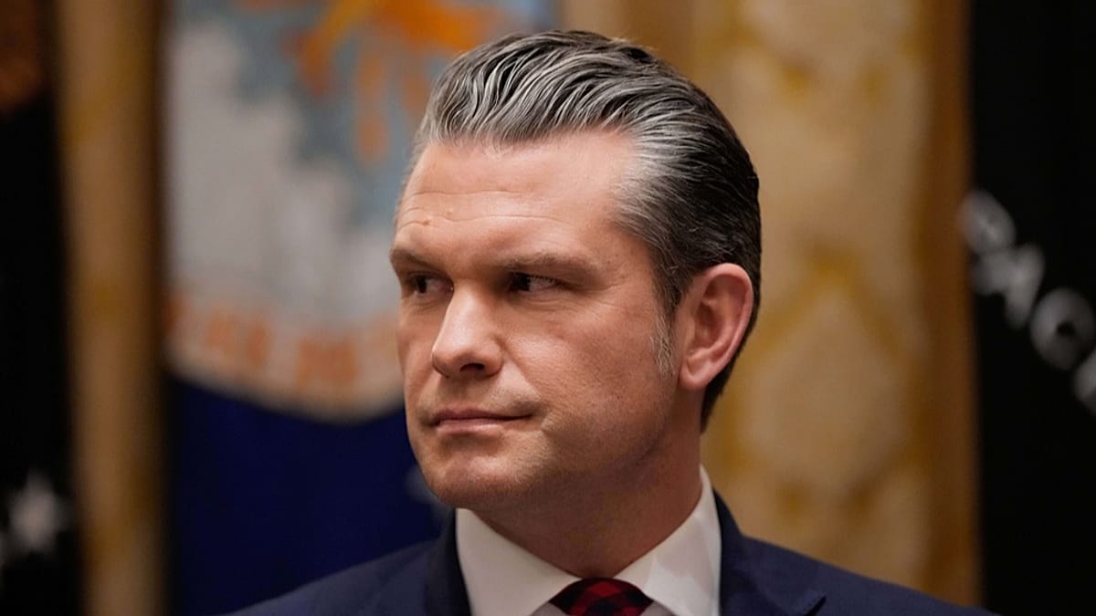 Hegseth verteidigt tödliche Angriffe auf angebliche Kartellboote in der Karibik