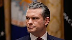 Savunma Bakanı Pete Hegseth, 2 Aralık 2025 Salı günü Washington'da Beyaz Saray'da yapılan kabine toplantısında Başkan Donald Trump konuşurken onu dinliyor. 