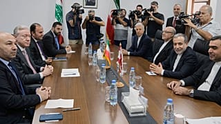 یوسف راجی، وزیر امور خارجه لبنان، نفر دوم از چپ، با عباس عراقچی، همتای ایرانی خود، نفر دوم از راست، در بیروت، لبنان، سه‌شنبه، ۳ ژوئن ۲۰۲۵، ملاقات می‌کند.