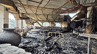 Zniszczone pożarem wnętrze klubu nocnego w Indiach