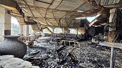 O interior do clube noturno na Índia, danificado pelo fogo