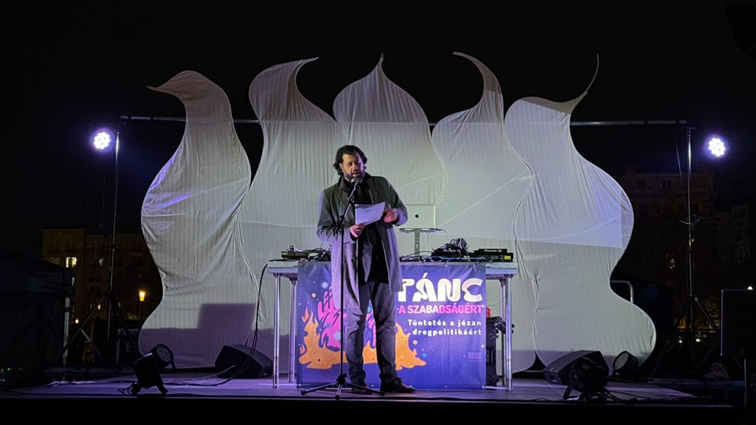 Puzsér Róbert publicista beszél a Tánc a szabadságért tüntetésen