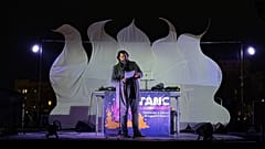 Le publicitaire Róbert Puzsér s'exprime lors de la manifestation "Danse pour la liberté".