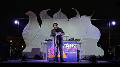 O publicitário Róbert Puzsér discursa no protesto "Dance for Freedom