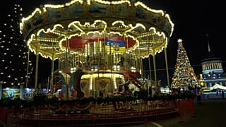 Карусель в рождественском стиле в выставочном парке в Киеве, Украина, 5 декабря 2025 года