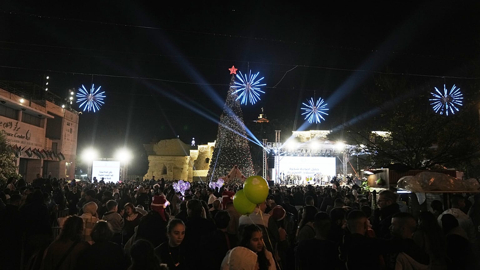 فلسطينيون يضيئون شجرة عيد الميلاد في ساحة المهد ببيت لحم بالضفة الغربية، السبت 6 ديسمبر 2025.