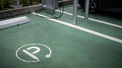 Comissão Europeia pondera acelerar a proibição de as empresas comprarem automóveis eléctricos na Europa