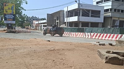 Soldados circulam num veículo militar ao longo de uma rua durante uma tentativa de golpe de Estado em Cotonou, Benim, domingo, 7 de dezembro de 2025