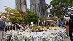 Yüzlerce Macar, Hong Kong'daki yangının kurbanlarını anmak için çiçek bırakmak üzere toplandı, 7 Aralık 2025