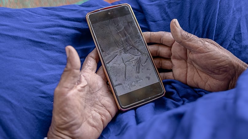 یک پناهجوی گریخته از مالی عکس روستای به آتش کشیده شده‌اش را نشان می‌دهد