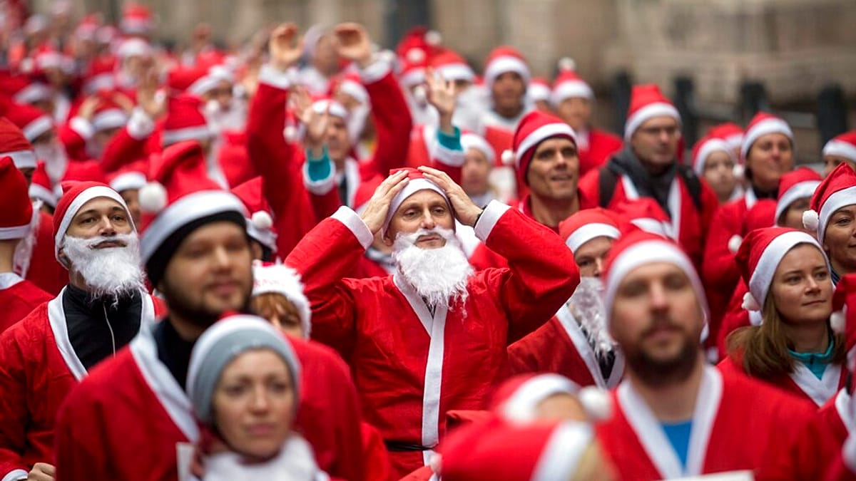 Mehr-als-4-000-Menschen-beim-Weihnachtsmannlauf-in-Budapest-f-r-einen-guten-Zweck
