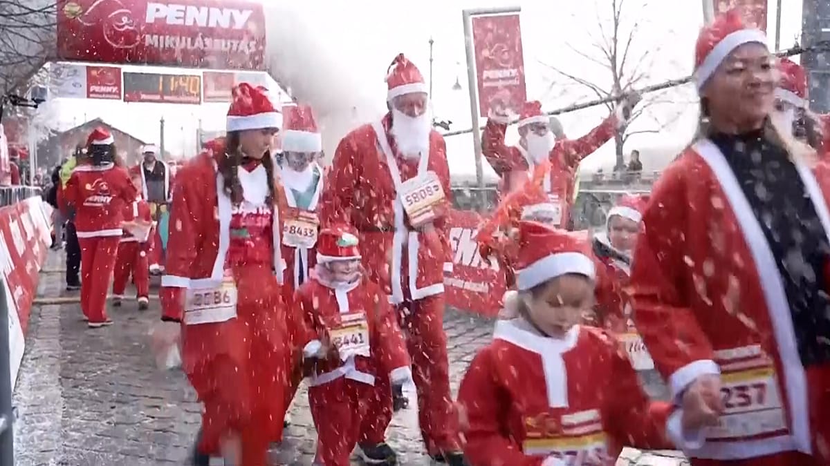 Video. Budapests Straßen füllen sich mit Läufern für den Santa Run