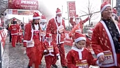 Noel Baba kılığına giren koşucular, 7 Aralık 2025'te Macaristan'ın Budapeşte kentindeki 10. Santa Run'a katıldı.