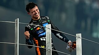 Ο Λάντο Νόρις  πανηγυρίζει την κατάκτηση του πρωταθλήματος στη Formula 1 στο Αμπού Ντάμπι