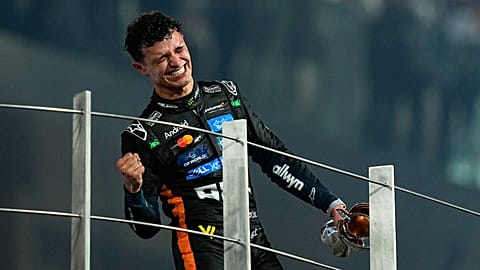 Ο Λάντο Νόρις  πανηγυρίζει την κατάκτηση του πρωταθλήματος στη Formula 1 στο Αμπού Ντάμπι